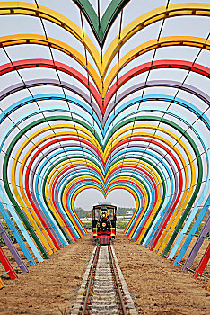 穿越爱情隧道的小火车