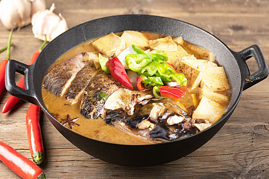 铁锅豆腐炖鱼头