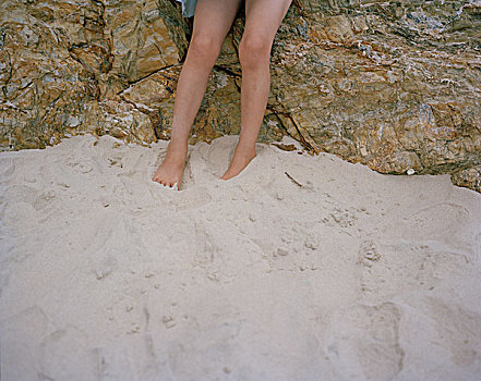 女孩,坐,石头,脚,掩埋,沙子,澳大利亚