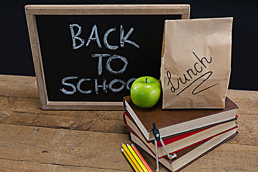 午餐,纸袋,青苹果,文字,返校,木桌子,黑色背景