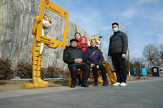 2022年2月7日,山东淄博市民就近到周边公园游乐场游玩,一同感受浓郁的年味,欢度新春佳节,不少家庭都纷纷在打卡地留下最美时光