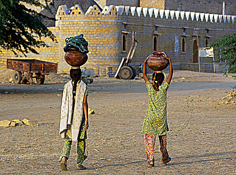 拉贾斯坦邦,乡村,塔尔沙漠,女孩,水杯