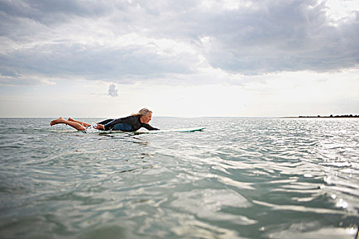 老年,女人,冲浪板,海洋