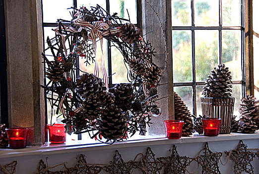圣诞花环,松果,细枝,窗台