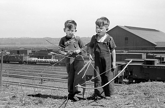 两个男孩,玩,箭头,靠近,铁路,院子,爱荷华,美国,农场,安全,管理,四月