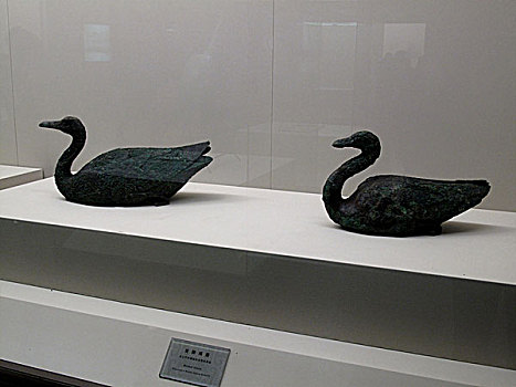 西安秦兵马俑博物馆内展示的随兵马俑出土秦代人们生活用的青铜器