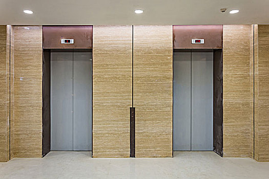 空现代电梯或升降机金属门,其与照明建设开放