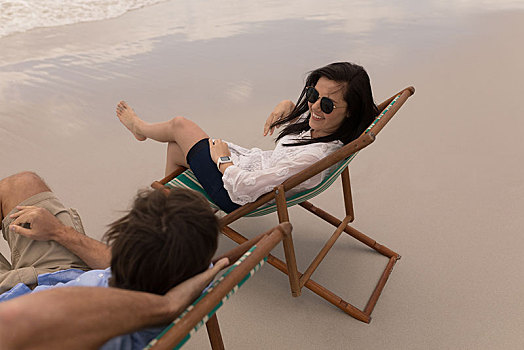年轻,情侣,放松,沙滩椅,交谈,相互
