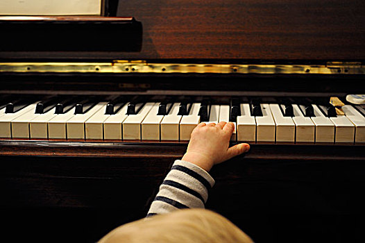 小男孩,室外,演奏,钢琴