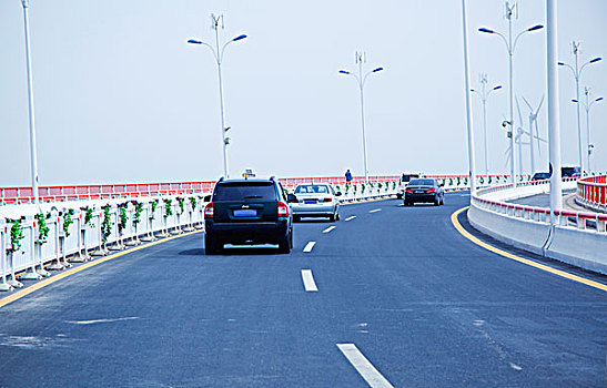 空旷的公路桥和两边的路灯