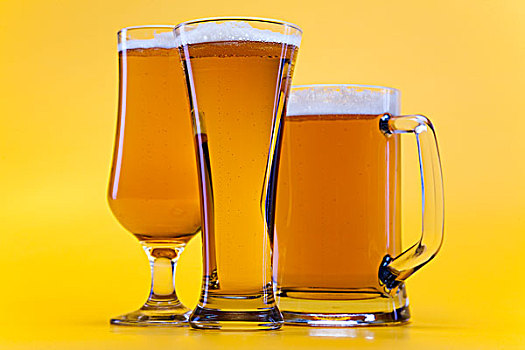 啤酒杯,黄色背景