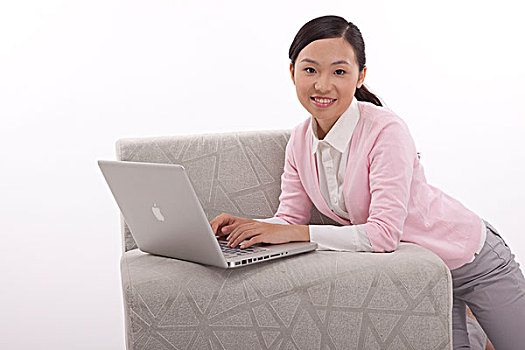 东方时尚女性使用手提电脑
