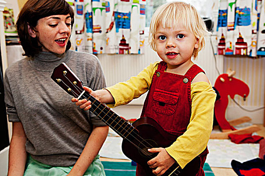 男孩,演奏,玩具,吉他,母亲