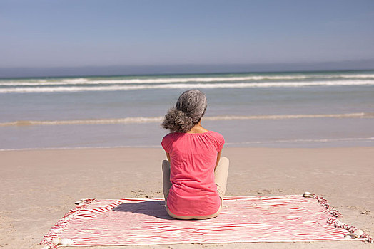 老年,女人,坐,毯子,海滩