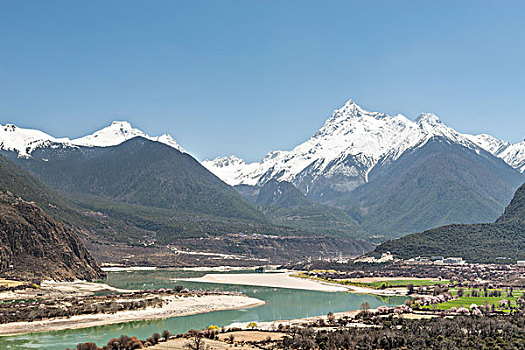 雪山与河谷