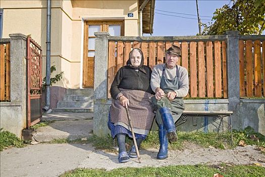 罗马尼亚人,坐,夫妇,长椅,正面,房子,特兰西瓦尼亚,罗马尼亚,欧洲