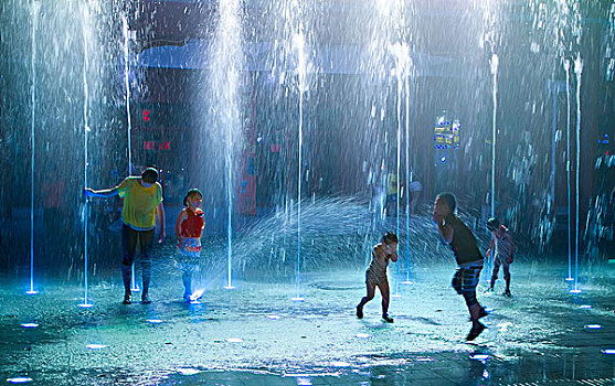 夏季玩喷泉的孩子