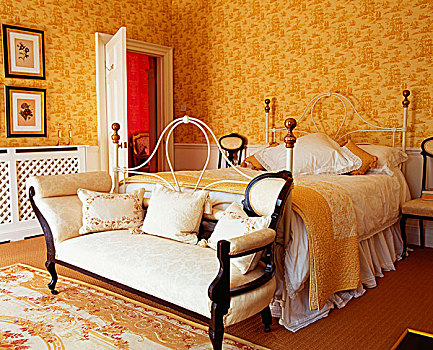 老式,暗色,木框,苍白,家居装潢,脚,床,白色,金属,传统,卧室,黄色,壁纸