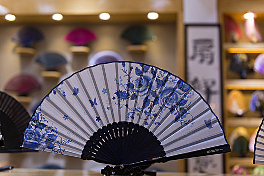 上海田子坊商家展示的极具中国传统文化的折扇和油纸伞