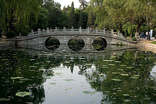 北京大学校园内未名湖区景色