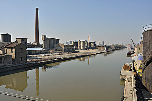 河边废弃的工厂