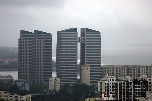 山东省日照市,阴雨绵绵的港城,港口作业未受影响