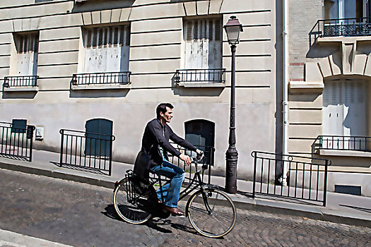 中年,男人,骑自行车,鹅卵石,城市街道
