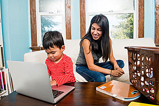 男性,幼儿,母亲,打字,笔记本电脑,在家