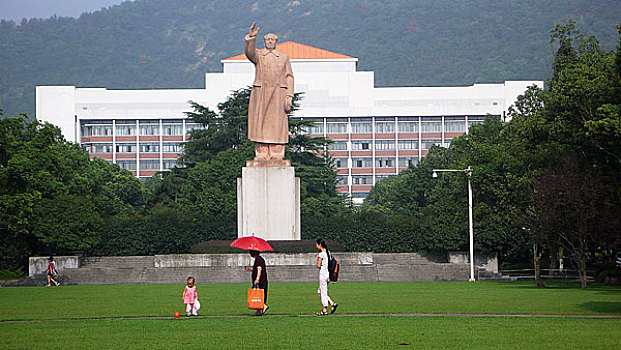 浙江大学校园内的雕塑