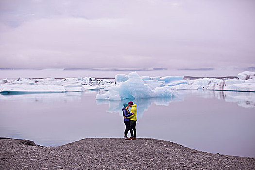 侧面视角,中年,夫妻,面对面,搂抱,杰古沙龙湖,结冰,湖,冰岛