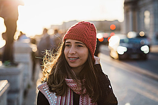 微笑,中年,女人,戴着,针织帽,走,城市,日落