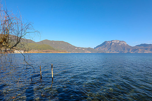 波光粼粼的泸沽湖湖面