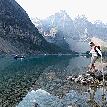 加拿大,艾伯塔省,班芙国家公园,远足者,平衡性,石头,冰碛,湖