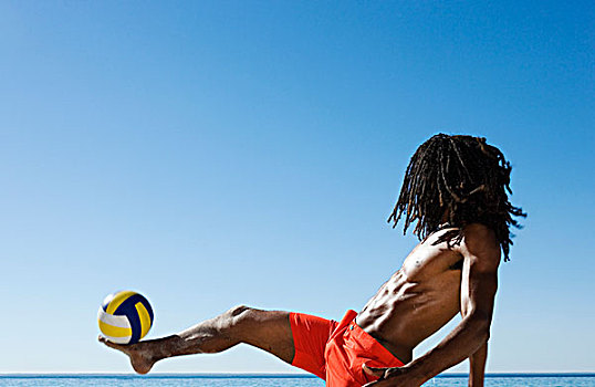 男青年,平衡性,足球,徒步,海岸