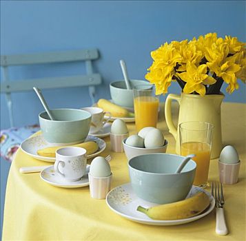 煮蛋,橙汁,水仙花,早餐桌