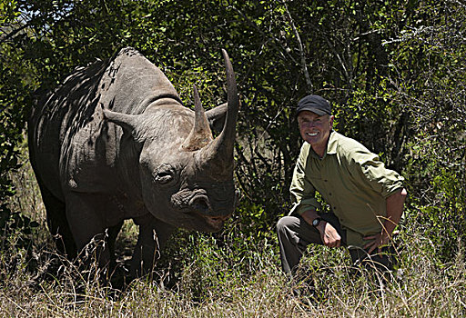艺术,摄影师,跪着,靠近,白犀牛,肯尼亚