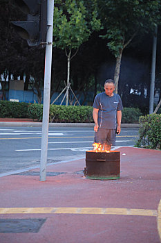 山东省日照市,移动式,银行,上岗十字路口,被市民称为祭祀神器