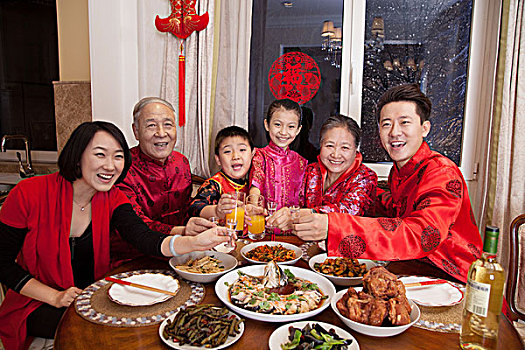 東方家庭過年吃團(tuán)圓飯