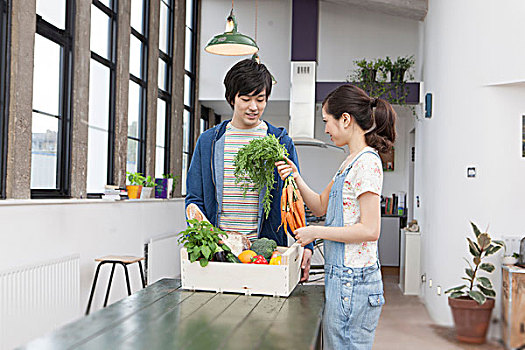 年轻,情侣,厨房,盒子,蔬菜,拿着,胡萝卜