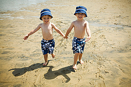 双胞胎,男孩,走,牵手,海滩