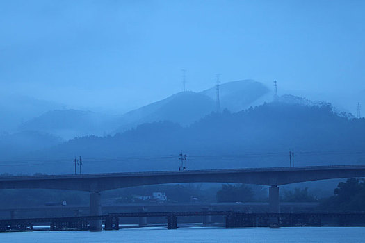 烟雨江桥