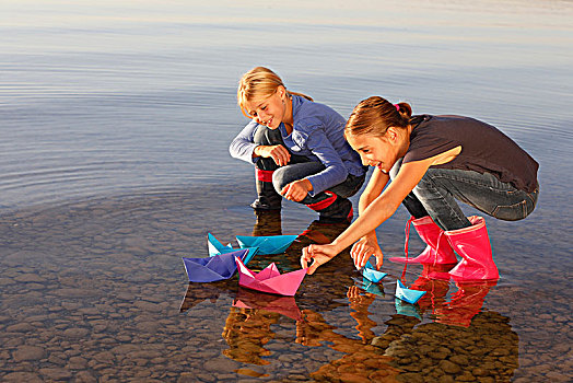 两个女孩,漂浮,纸,船,水上