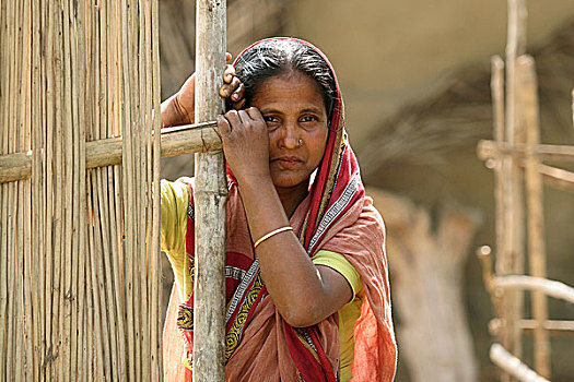 孟加拉人,乡村,看镜头,站立,正面,房子,二月
