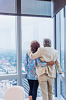 老年,夫妻,望向窗外,高层建筑,后视图