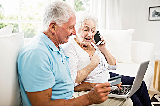 微笑,老年,夫妻,使用笔记本,智能手机,在家