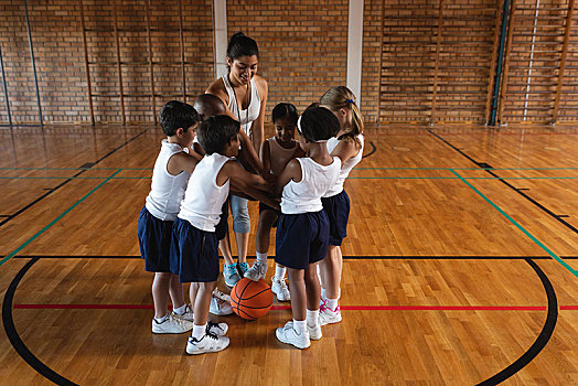 小学生,女性,教练,手,一堆,篮球场