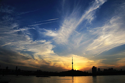 夕阳下的武汉市龟山电视塔