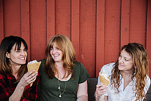 三个女人,坐,长椅,吃,冰淇淋