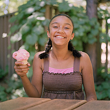 女青年,拿着,冰淇淋蛋卷