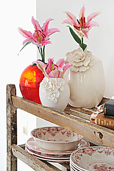 粉色,百合,白色,花瓶,红色,玻璃花瓶,靠近,传统,餐饭,服务,旧式,木质,架子